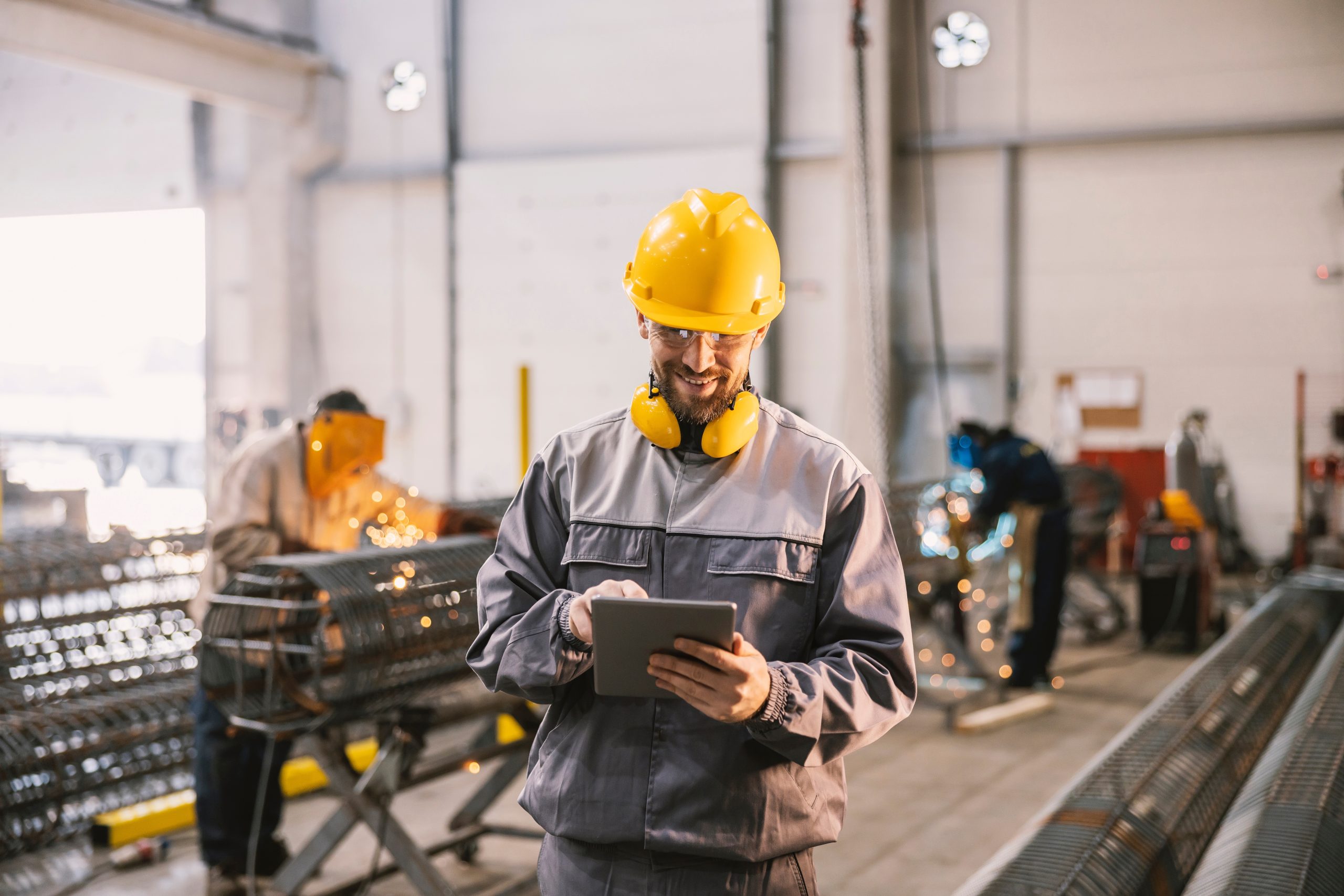 A,Heavy,Industry,Supervisor,Is,Scrolling,On,Tablet,In,Facility Beschaffungslogistik